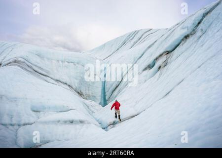 Escursionista maschile su Root Glacier Wrangell St Elias National Park and Preserve vicino a McCarthy, Alaska Foto Stock