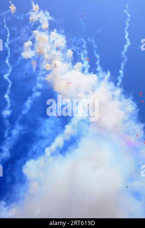 Fumo Firecracker nel cielo blu Foto Stock