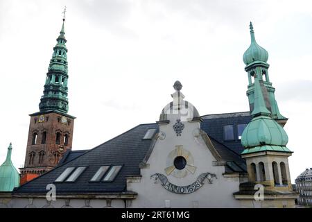 L'edificio di Højbrohus si trova sul lato est di Amagertorv, tra Østergade e Store Kirkestræde, nella città vecchia di Copenaghen, Danimarca. Foto Stock