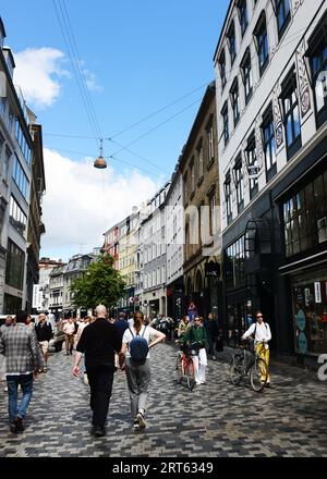 La vivace strada pedonale di Købmagergade nel centro di Copenaghen, Danimarca. Foto Stock