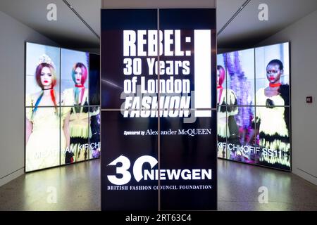 Londra, Regno Unito. 11 settembre 2023. Segnaletica all'ingresso di "REBEL: 30 Years of London Fashion", una nuova mostra di moda contemporanea al Design Museum che esamina il ruolo di protagonista della capitale nella moda globale. In collaborazione con il British Fashion Council, la mostra celebra il 30° anniversario del programma NEWGEN del BFC con quasi 100 look realizzati o concepiti a Londra in mostra dal 16 settembre all'11 febbraio 2024. Crediti: Stephen Chung / Alamy Live News Foto Stock