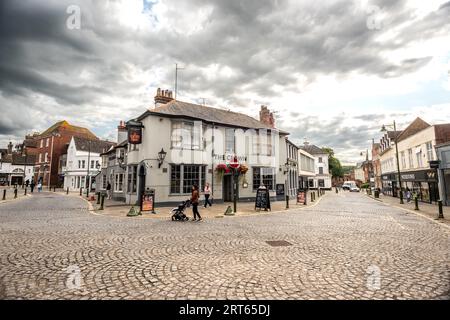 Horsham, 30 agosto 2023: Il pub Crown nel Carfax Foto Stock