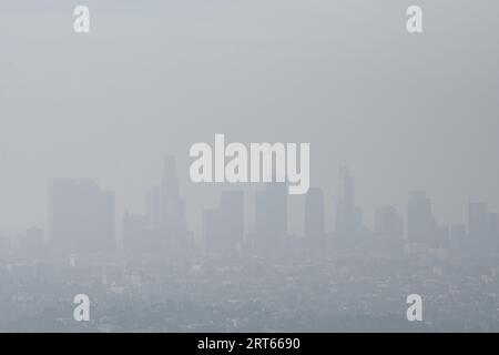 paesaggio urbano nello smog. città in smog Foto Stock