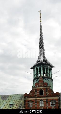 Il Børsen è un edificio del XVII secolo sul lungomare ed ex borsa valori con una guglia impressionante. Foto Stock