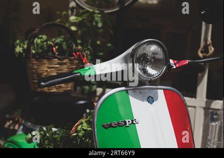 Una Vespa Piaggio con un cesto di peperoncini in mostra a Tropea, Calabria Foto Stock