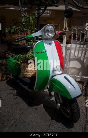 Una Vespa Piaggio con un cesto di peperoncini in mostra a Tropea, Calabria Foto Stock