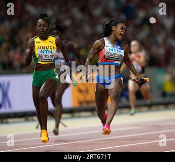 SHa'Carri Richardson del team USA che gareggia nella staffetta 4x100 m l'ottavo giorno ai Campionati del mondo di atletica leggera al National Athletics Centre di B Foto Stock