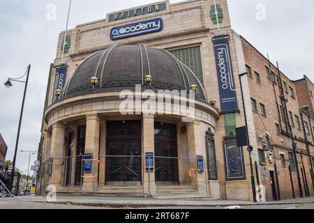 Londra, Regno Unito. 11 settembre 2023. Veduta esterna della Brixton Academy chiusa con l'inizio di un'audizione di due giorni del Lambeth Council sul futuro dell'iconico locale di musica dal vivo. La O2 Academy Brixton ha avuto la licenza sospesa dopo la morte di due persone e molti altri sono rimasti feriti a causa di una cotta durante un concerto di Asake nel dicembre 2022. Credito: Vuk Valcic/Alamy Live News Foto Stock