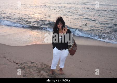 Una donna anziana cammina sulla scogliera di Pantelleria Italia Foto Stock