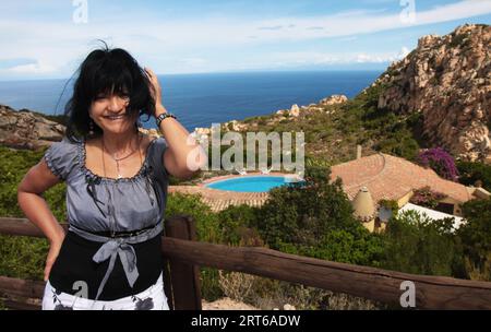 Una donna anziana cammina sulla scogliera di Pantelleria Italia Foto Stock