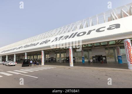 Palma di Maiorca, Spagna - 4 settembre 2023: Ingresso all'edificio principale dell'aeroporto di Palma di Maiorca con il testo "Airport Palma de ma" Foto Stock