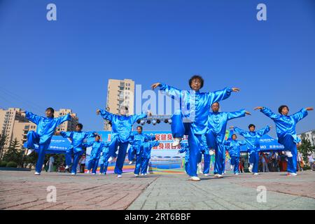 Contea di Luannan - 8 agosto 2017: Mostra di esercizi di body building in un parco, contea di Luannan, provincia di Hebei, cina. Foto Stock