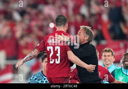 10 settembre 2023: Kasper Hjulmand (Danimarca) e Pierre-Emile HÃ¸jbjerg (Danimarca) celebrano il primo gol della squadra durante una partita di qualificazione AL gruppo H EURO 2024, Finlandia contro Danimarca, allo stadio olimpico di Helsinki, Finlandia. Kim Price/CSM Foto Stock