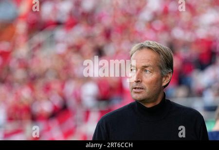 10 settembre 2023: Kasper Hjulmand (Danimarca) guarda durante una partita di qualificazione al gruppo H EURO 2024, Finlandia contro Danimarca, allo stadio olimpico di Helsinki, Finlandia. Kim Price/CSM Foto Stock