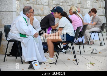 Pellegrini che confessano a Medjugorje. Foto Stock