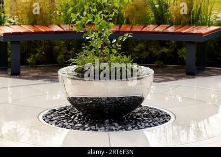 Piantatrice per patio e fontana Foto Stock