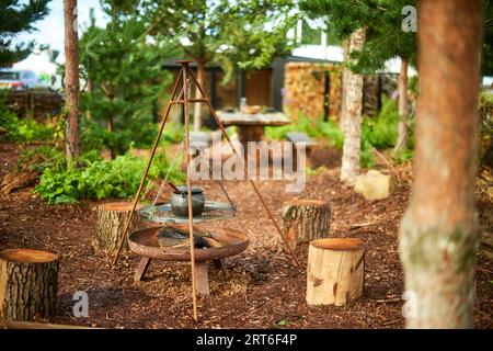 Progettato da Nathan Webster, Off the Grid mostra la vita naturalistica in un ambiente boschivo, sottolineando i benefici autosostenibili disponibili in nat Foto Stock