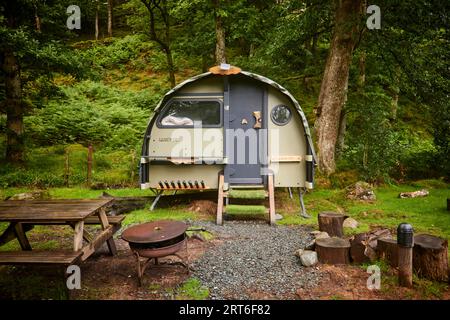 Baccelli moderni nelle gorounds del Lake District YHA Borrowdale a Longthwaite, Keswick Foto Stock