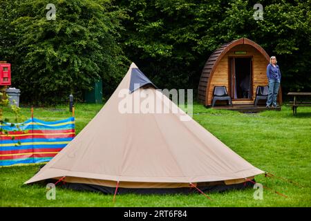 Pod e tenda nei terreni del Lake District YHA Borrowdale a Longthwaite, Keswick Foto Stock