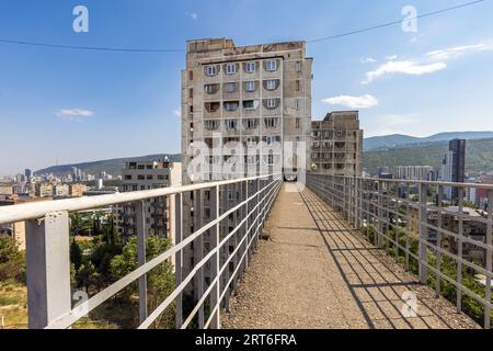 L'accesso superiore agli Skybridge di Tbilisi dal quartiere Nutsubidze. Sotto l'ultimo ponte si trovano i resti di un orto terrazzato. Il Tbilisi Skybridge (chiamato anche Saburtalo Skybridge o Nutsubidze Skybridge) è un complesso residenziale nel distretto di Saburtalo nella capitale della Georgia, progettato nel 1974 dagli architetti Otar Kalandarishvili e Guizo Potskhishvili Foto Stock