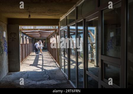 Molto instagrammabile: Gioco d'ombra delle travi arrugginite del reticolo ad altezze ventose. Il Tbilisi Skybridge (chiamato anche Saburtalo Skybridge o Nutsubidze Skybridge) è un complesso residenziale nel distretto di Saburtalo nella capitale della Georgia, progettato nel 1974 dagli architetti Otar Kalandarishvili e Guizo Potskhishvili Foto Stock