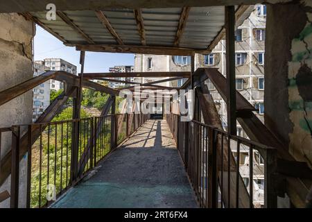 Il Tbilisi Skybridge (chiamato anche Saburtalo Skybridge o Nutsubidze Skybridge) è un complesso residenziale nel distretto di Saburtalo, nella capitale della Georgia, progettato nel 1974 dagli architetti Otar Kalandarishvili e Guizo Potskhishvili Foto Stock