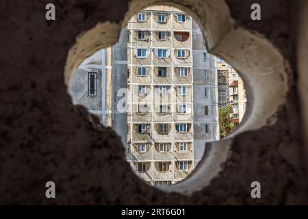 Il Tbilisi Skybridge (chiamato anche Saburtalo Skybridge o Nutsubidze Skybridge) è un complesso residenziale nel distretto di Saburtalo nella capitale della Georgia, progettato nel 1974 dagli architetti Otar Kalandarishvili e Guizo Potskhishvili. Le finestre senza vetri nell'albero dell'ascensore erano semplicemente tagliate fuori dal cemento Foto Stock