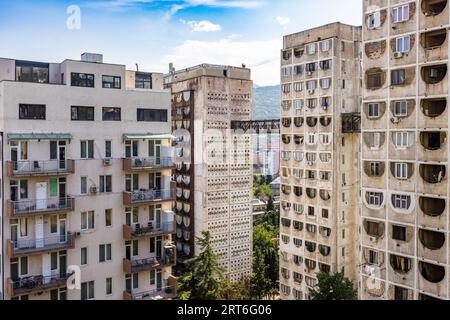 Il Tbilisi Skybridge (chiamato anche Saburtalo Skybridge o Nutsubidze Skybridge) è un complesso residenziale nel distretto di Saburtalo, nella capitale della Georgia, progettato nel 1974 dagli architetti Otar Kalandarishvili e Guizo Potskhishvili Foto Stock