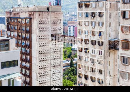 Il Tbilisi Skybridge (chiamato anche Saburtalo Skybridge o Nutsubidze Skybridge) è un complesso residenziale nel distretto di Saburtalo, nella capitale della Georgia, progettato nel 1974 dagli architetti Otar Kalandarishvili e Guizo Potskhishvili Foto Stock