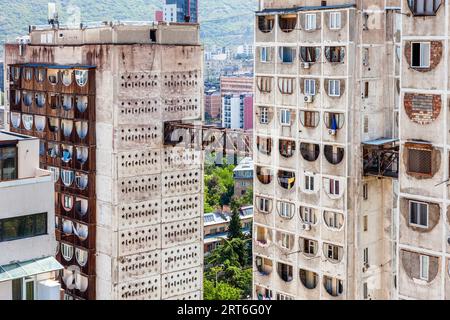 Il Tbilisi Skybridge (chiamato anche Saburtalo Skybridge o Nutsubidze Skybridge) è un complesso residenziale nel distretto di Saburtalo, nella capitale della Georgia, progettato nel 1974 dagli architetti Otar Kalandarishvili e Guizo Potskhishvili Foto Stock