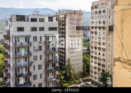 Il Tbilisi Skybridge (chiamato anche Saburtalo Skybridge o Nutsubidze Skybridge) è un complesso residenziale nel distretto di Saburtalo, nella capitale della Georgia, progettato nel 1974 dagli architetti Otar Kalandarishvili e Guizo Potskhishvili Foto Stock