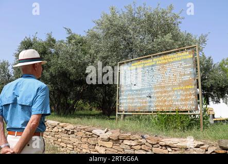 Turista presso il sito archeologico di Bazira nella Valle dello Swat Foto Stock