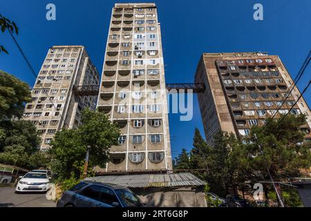 Il Tbilisi Skybridge (chiamato anche Saburtalo Skybridge o Nutsubidze Skybridge) è un complesso residenziale nel distretto di Saburtalo, nella capitale della Georgia, progettato nel 1974 dagli architetti Otar Kalandarishvili e Guizo Potskhishvili. Gli appartamenti nella parte più meridionale dei tre edifici hanno facciate a ferro di cavallo rivestite in legno di mogano Foto Stock