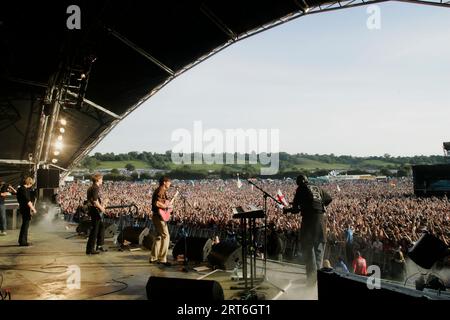 Franz Ferdinand si esibì al Glastonbury Festival nel 2004 Foto Stock
