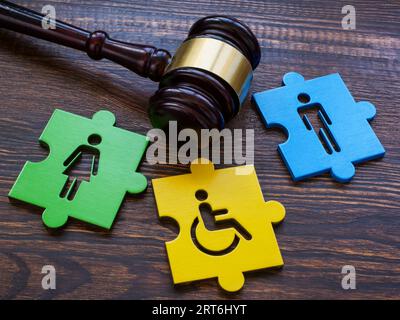 Martelletto con pezzi di puzzle. La persona disabile firma come simbolo di inclusione. Foto Stock