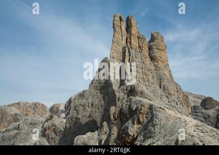 Splendida vista di Torri del Vajolet e del Rifugio Vajolet nelle Dolomiti, alto Adige, Italia Foto Stock