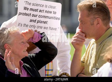 Il presentatore televisivo Chris Packham e la baronessa Jenny Jones (Green Party) si uniscono agli scienziati di Parliament Square per protestare contro la concessione di nuovi Foto Stock