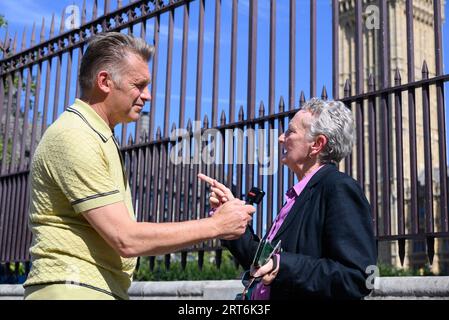 Il presentatore televisivo Chris Packham intervistò la baronessa Jenny Jones (Green Party) in Parliament Square in una protesta contro la concessione di nuove licenze per Foto Stock