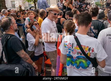 © Jeff Moore fan all'Hackney Empire, Londra per il lancio del nuovo album dei Rolling Stones Hackney Diamonds Foto Stock