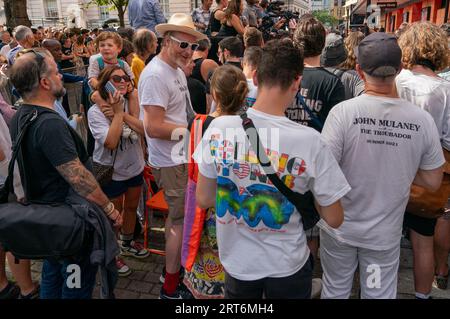 © Jeff Moore fan all'Hackney Empire, Londra per il lancio del nuovo album dei Rolling Stones Hackney Diamonds Foto Stock
