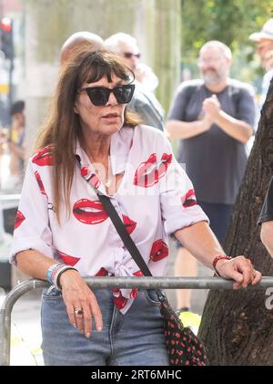 © Jeff Moore fan all'Hackney Empire, Londra per il lancio del nuovo album dei Rolling Stones Hackney Diamonds Foto Stock