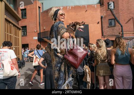© Jeff Moore fan all'Hackney Empire, Londra per il lancio del nuovo album dei Rolling Stones Hackney Diamonds Foto Stock