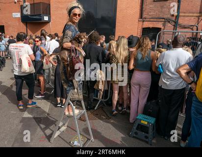© Jeff Moore fan all'Hackney Empire, Londra per il lancio del nuovo album dei Rolling Stones Hackney Diamonds Foto Stock