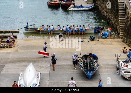 San Sebastián, Spagna - 8 luglio 2023: Regata di barche a remi Trainera nella baia di la Concha a San Sebastián durante Eusko Label e Euskotren 2023 lea Foto Stock