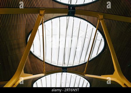 MADRID, SPAGNA - 24 agosto 2023: Dettagli architettonici dei soffitti e dei lucernari del Terminal T4 Adolfo Suarez Madrid Barajas Airport. Foto Stock