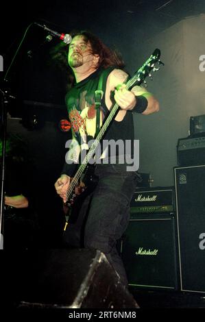 Milano Italia 1995-10-16 : David Vincent cantante e bassista del gruppo Morbid Angel in concerto al Rainbow Club Foto Stock