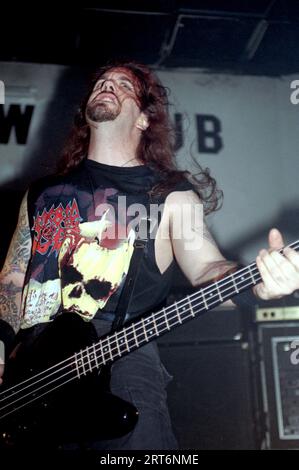 Milano Italia 1995-10-16 : David Vincent cantante e bassista del gruppo Morbid Angel in concerto al Rainbow Club Foto Stock