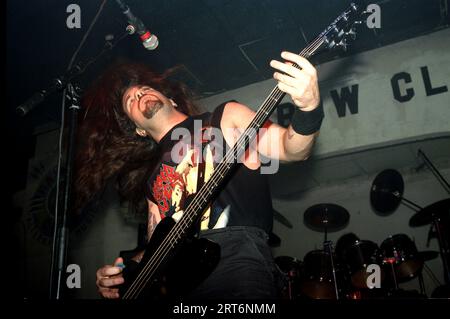 Milano Italia 1995-10-16 : David Vincent cantante e bassista del gruppo Morbid Angel in concerto al Rainbow Club Foto Stock