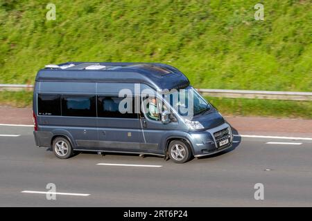 Camper Fiat Ducato V-Line se. Auto-Trail V-Line se viaggia a velocità sostenuta sull'autostrada M6 a Greater Manchester, Regno Unito Foto Stock