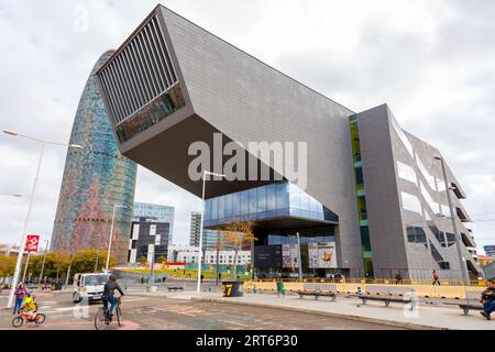 Barcellona, Spagna - 13 febbraio 2022: Il Museu del Disseny de Barcelona, il Barcelona Design Museum è un centro per l'Istituto di Cultura, Placa de les Glorie Foto Stock